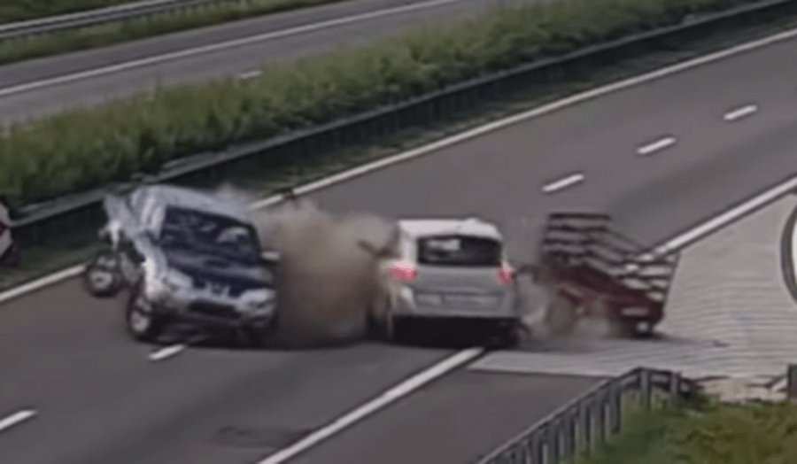 A megforduló utánfutós pick-upba rohant egy autó az M3-as autópályán