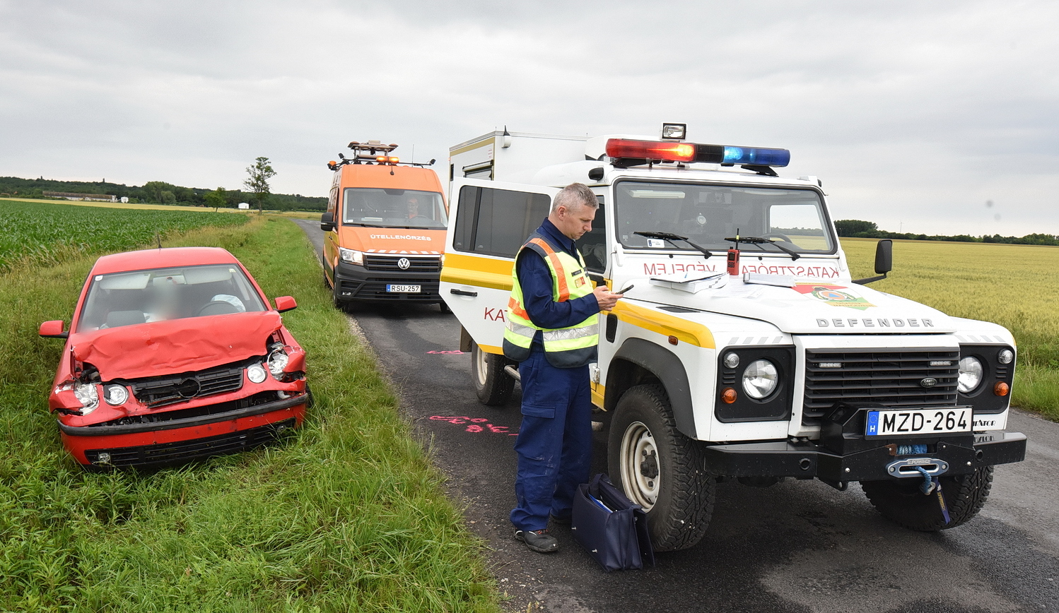 Benzinszállító tartályautónak ütközött a VW Celldömölk közelében