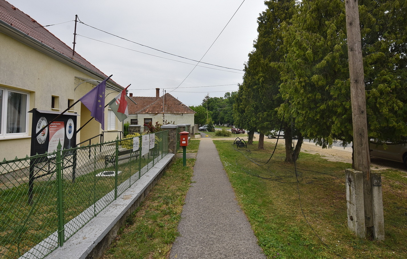 Telefonkábellel rántott oszlopot háztetőre teherautó Zsédenyben