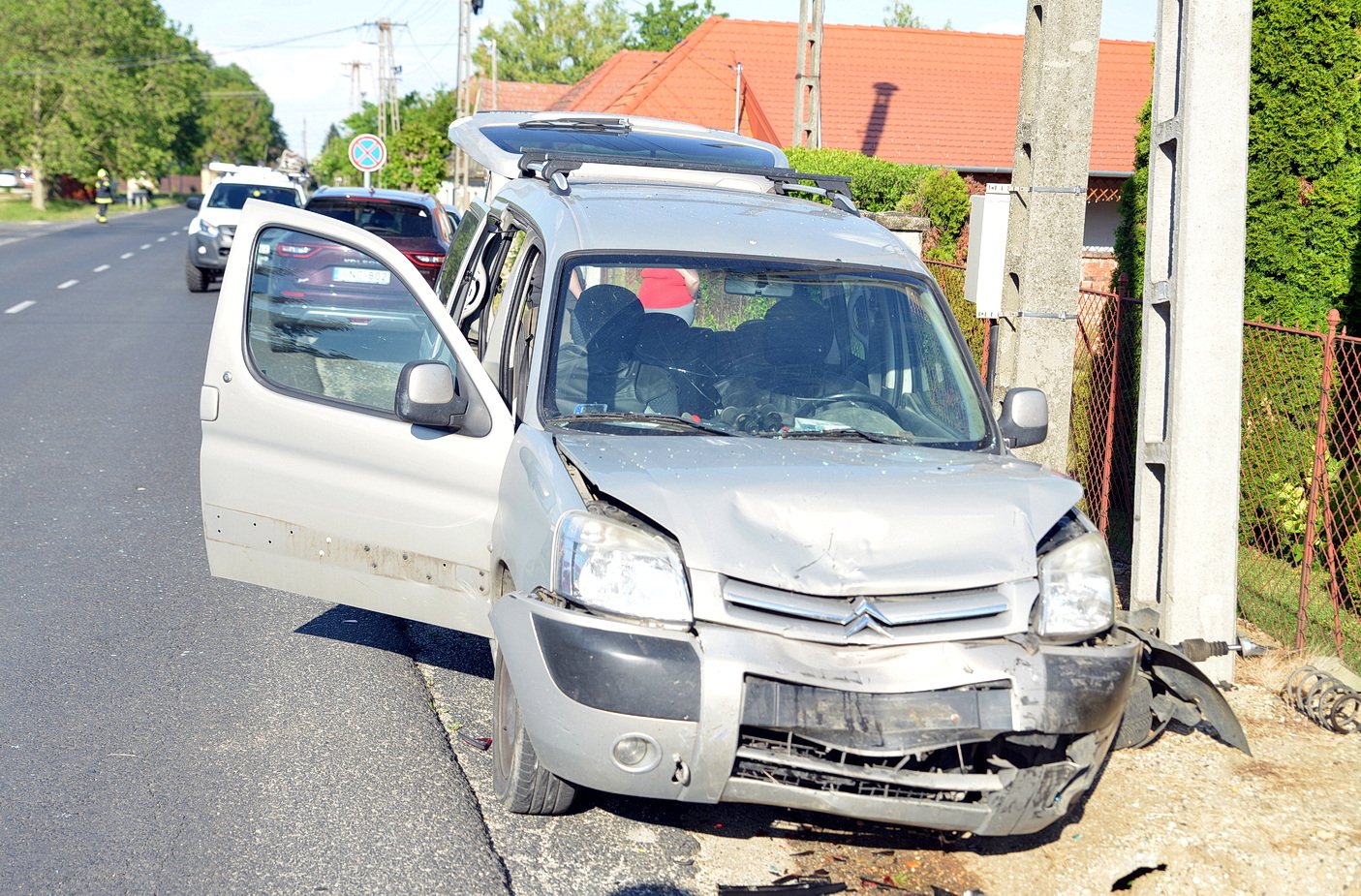 Citroen hajtott parkoló Renaultba a 834-es főúton, Nagysimonyi belterületén