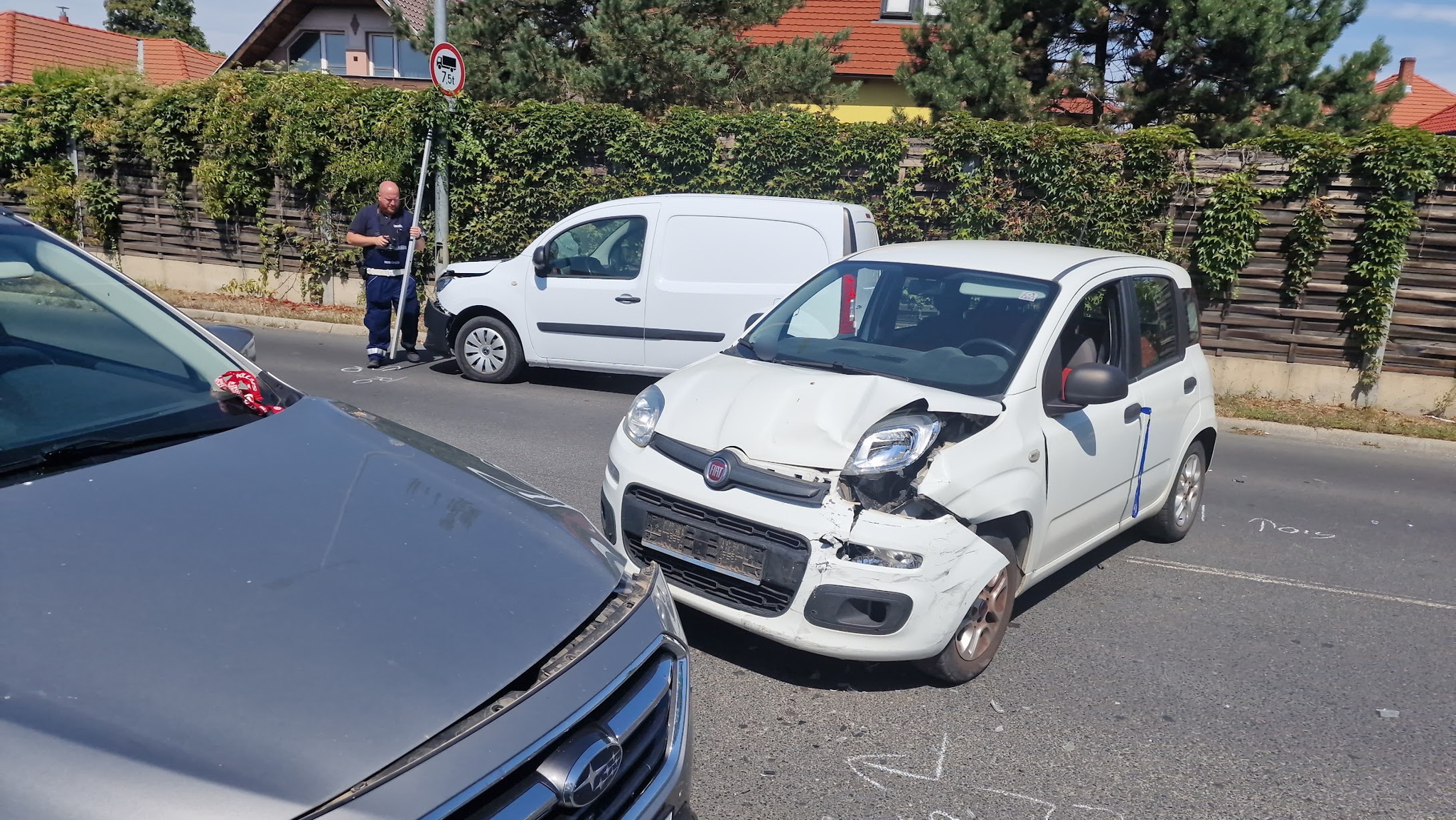 Érkező Subaru elé tolt egy Fiatot egy Mercedes Szombathelyen - megsérült a két vétlen sofőr