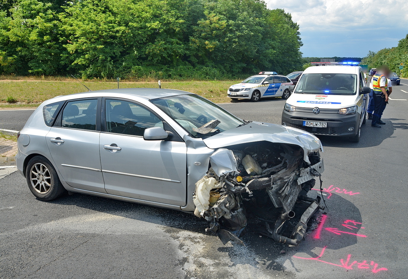 Ford utánfutójába hajtott egy Mazda a 84-esen, Sárvár közelében - 150 métert gurult tovább az utánfutó