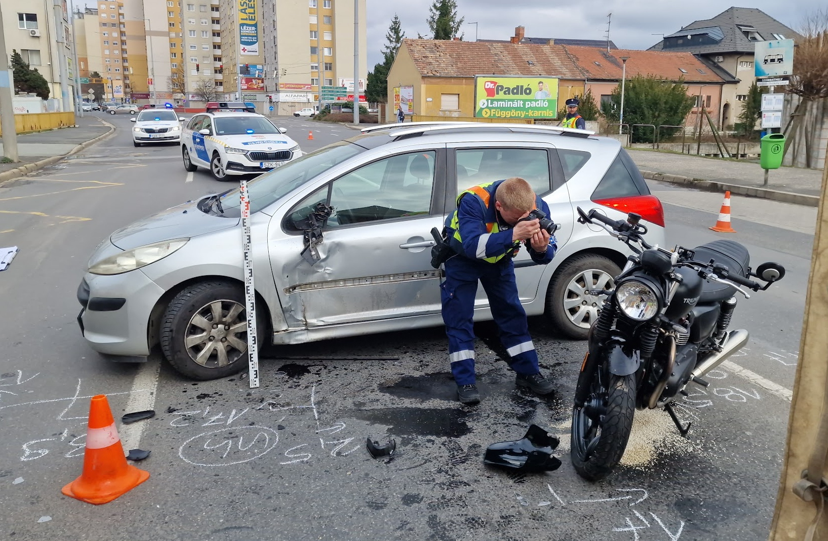 Szabálytalanul megforduló Peugeot oldalának ütközött egy Triumph motor Szombathelyen