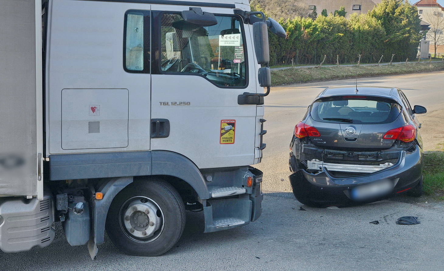 Egyik fél sem ismerte el a felelősségét a baleset okozásáért Toronyban - MAN kanyarodott Opel hátuljának