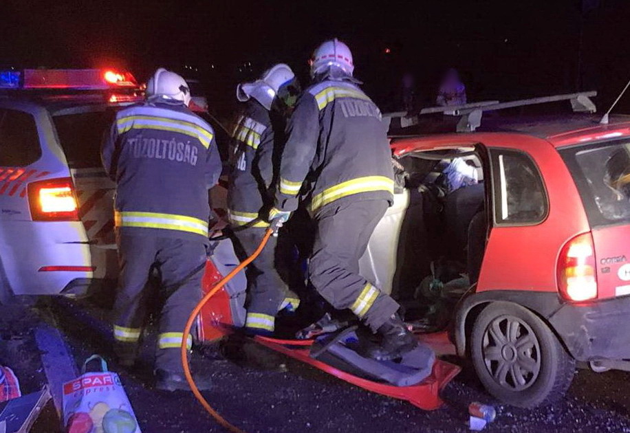 Életveszélyesen megsérült a rendőrautónak nekihajtó Opel vezetője