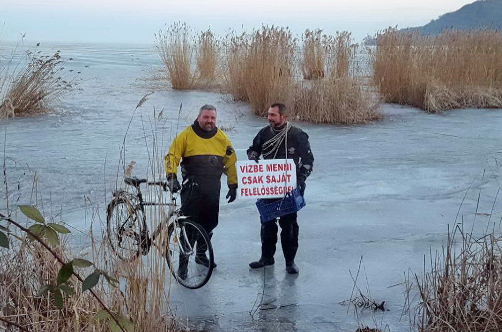 Kerékpárost mentettek a Balatonból a vízimentők