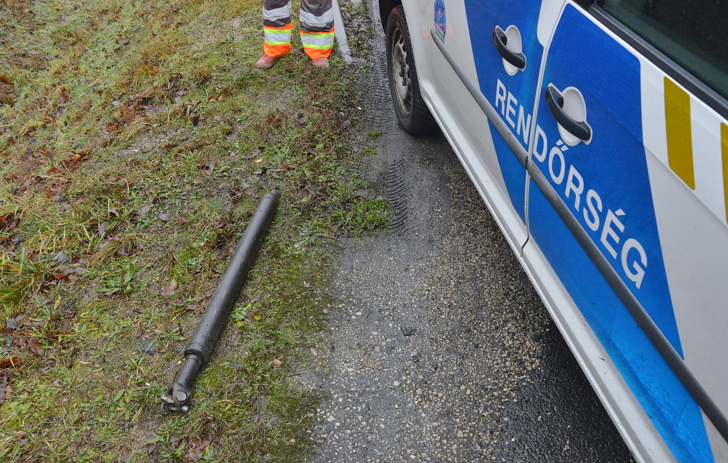 KIA-ról leszakadó kardántengely rongált meg egy Suzukit és egy Opelt a 86-os főúton, Egyházasrádóc közelében