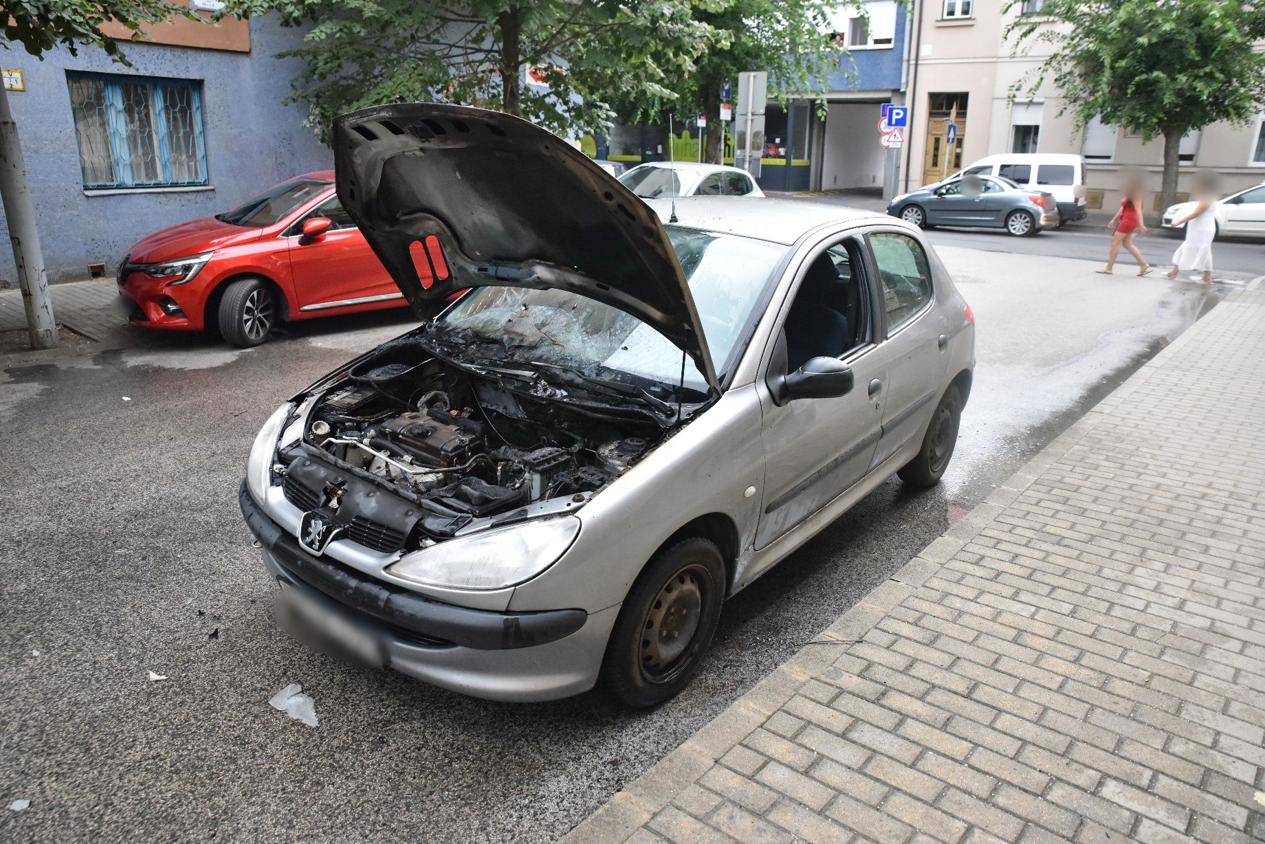 Peugeot motorterében keletkezett tűz Szombathelyen - biztonságos helyre gurult a sofőr