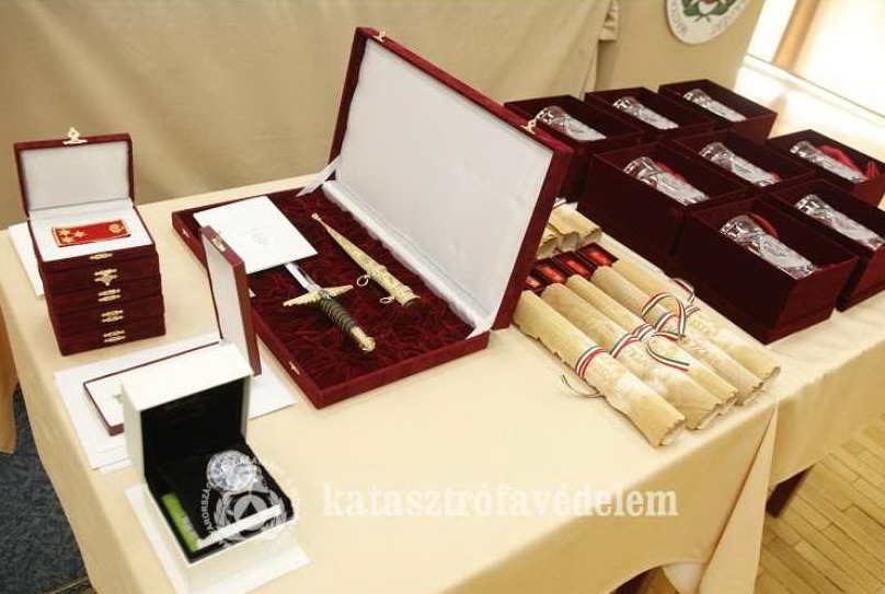 Az elsimerések és ajándéktárgyak