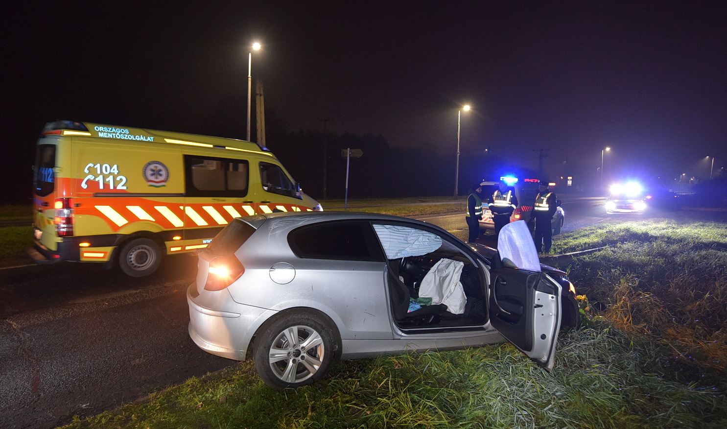 A BMW vezetőjét a mentők kórházba szállították