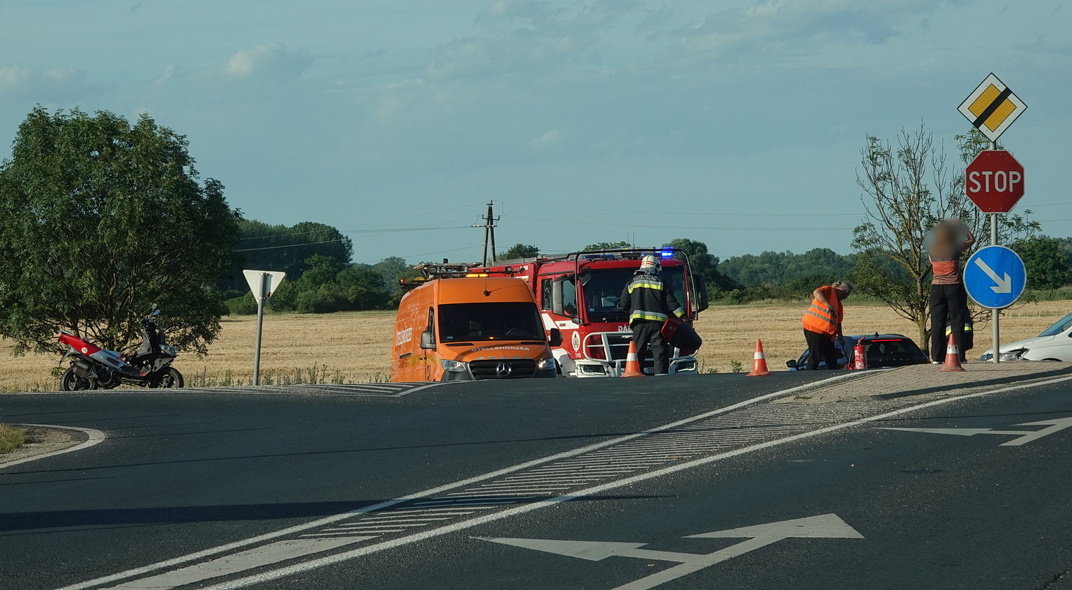 Peugeot robogóval ütközött egy VW furgon a 84-es főúton, Sárvár közelében - súlyosan megsérült a robogós