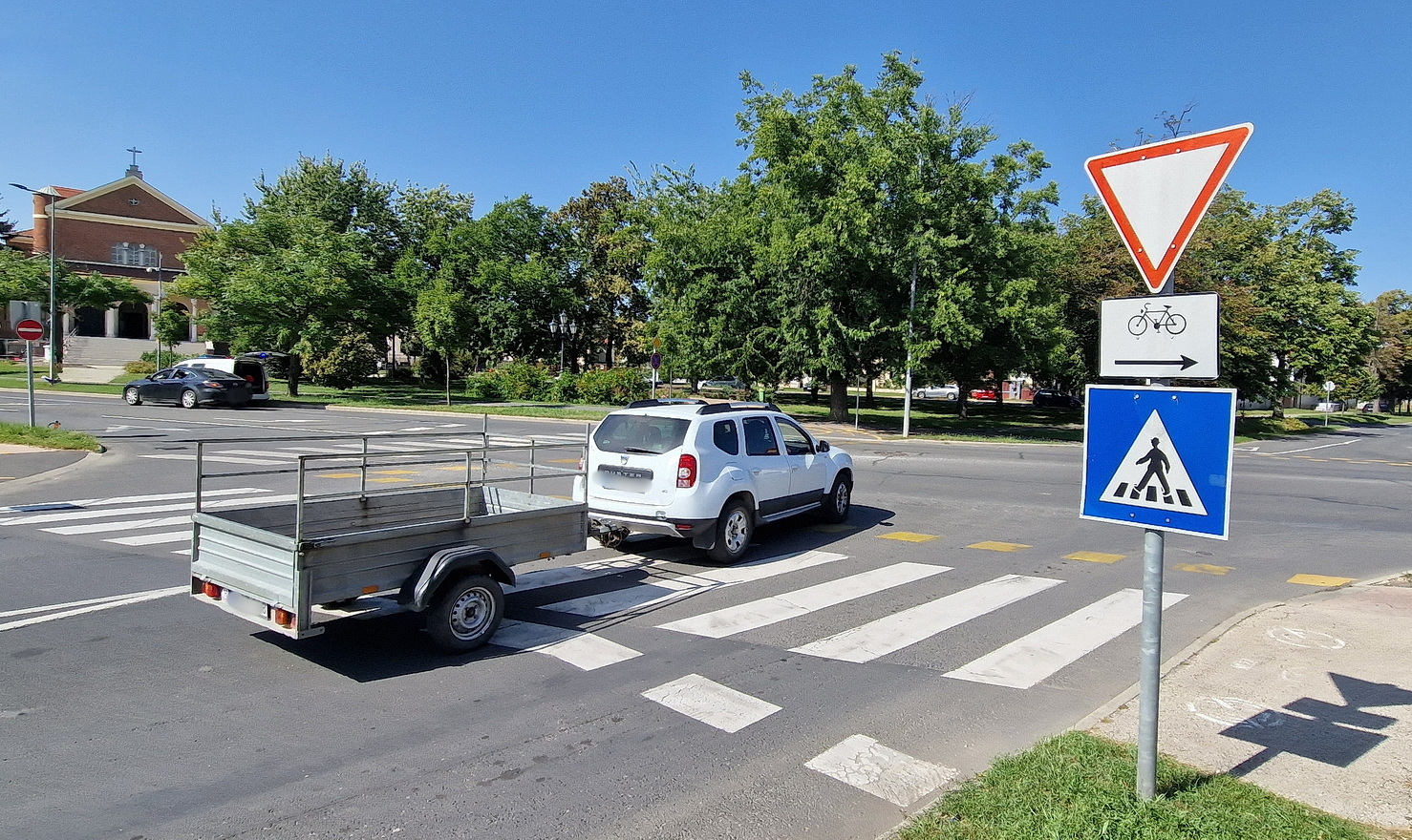 Egy Nissan oldalába hajtott egy kerékpáros Szombathelyen - árnyas parkból tekert ki az idős férfi