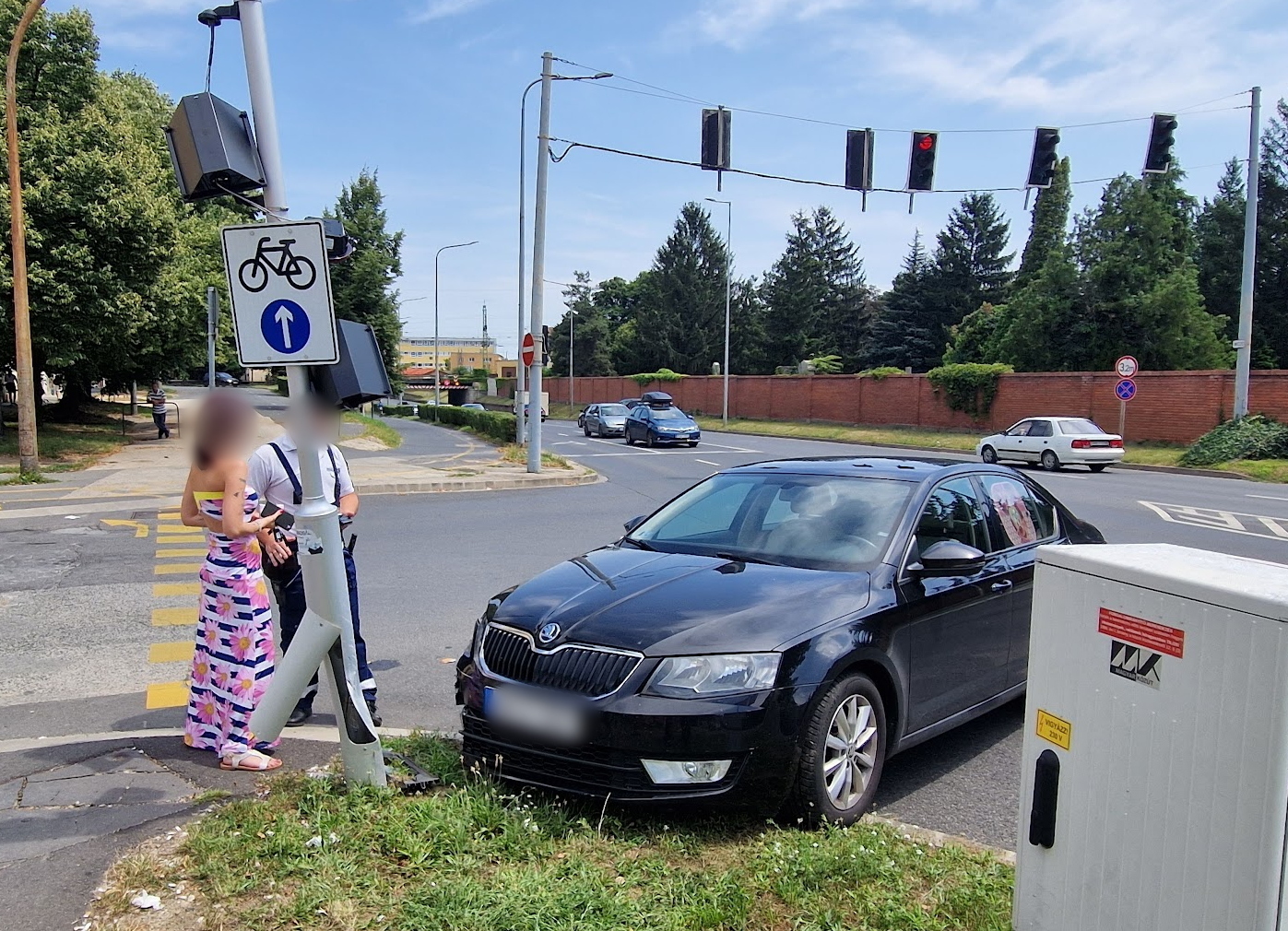 Jelzőlámpa oszlopának hajtott egy Skoda Szombathelyen
