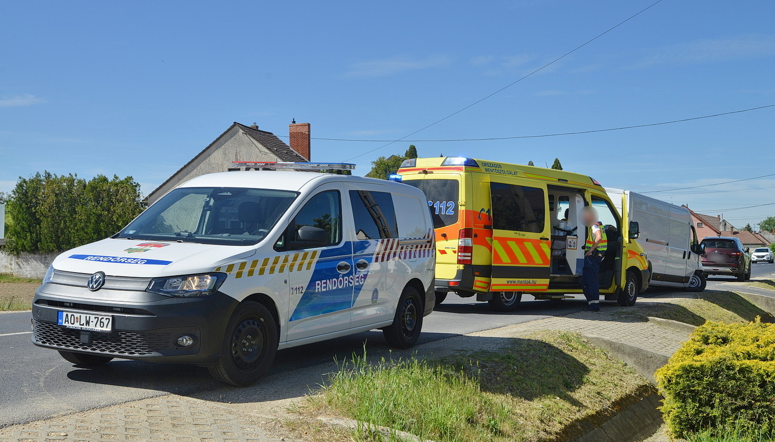 Parkoló BMW-nek ütközött egy Citroen furgon a 8-as főúton, Molnaszecsőd belterületén