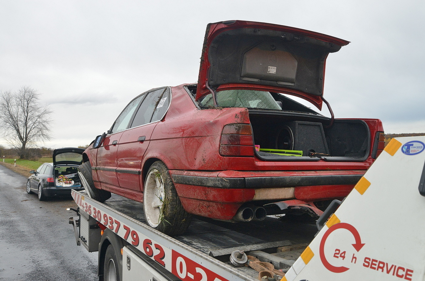 Kanyarban kisodródó BMW csapódott árokfalnak az Abért-tó közelében