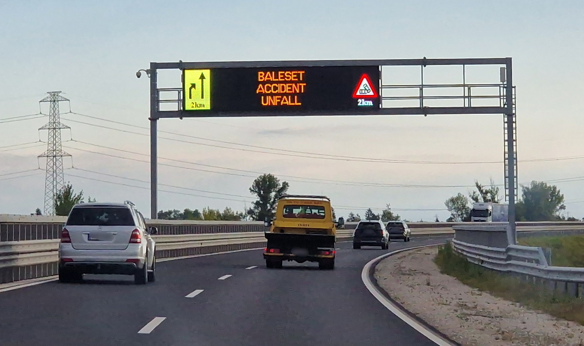 Ittas sofőr VW-je kapott defektet előzés közben az M86-os autóúton, Répcelaknál