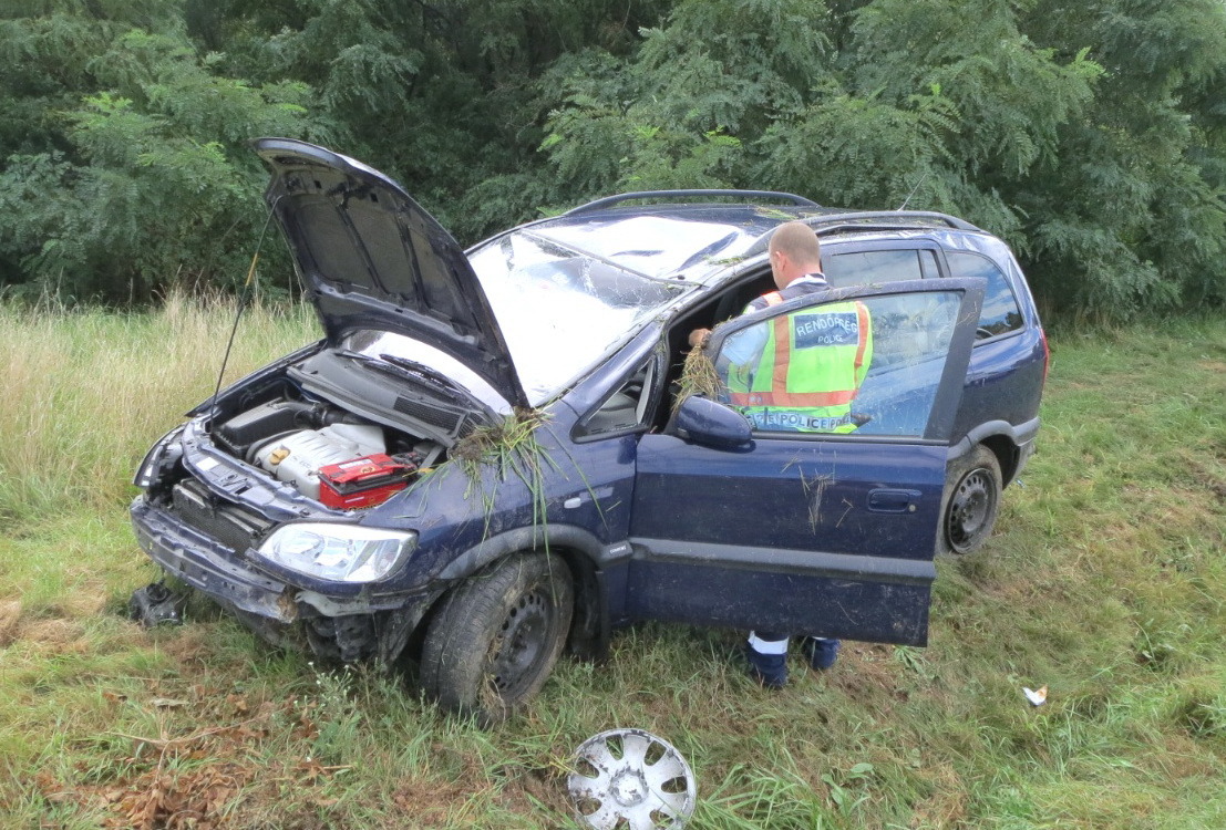 Felborult egy Opel Sárvár közelében