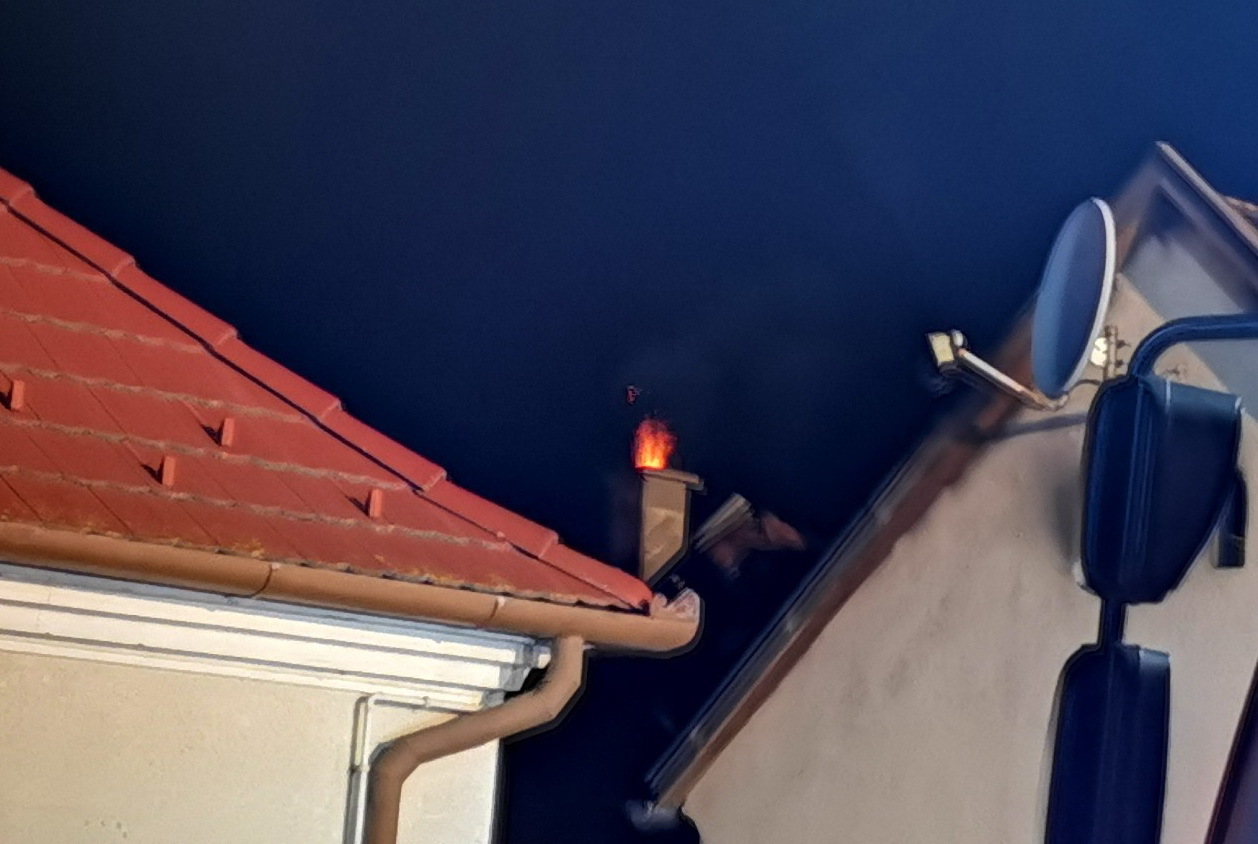 Családi ház teteje égett Nádasdon - megfékezték a tüzet