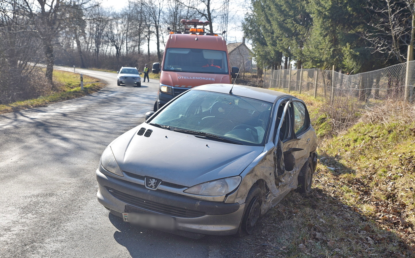 Két Peugeot ütközött Iváncnál - kanyar után sodródott ki az okozó autója