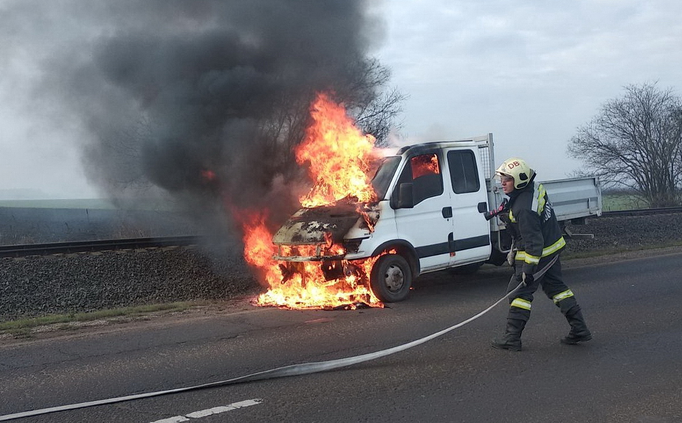 Gépjármű tűz Debrecen közelében Fotó: Katona Mihály tű. százados