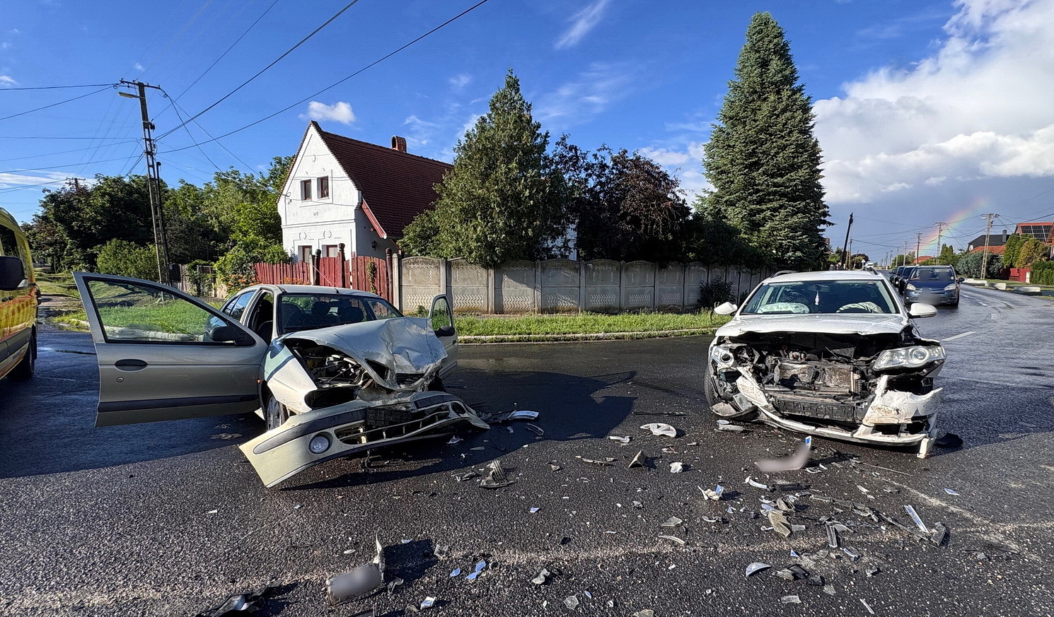 Volkswagen  tért át egy kanyarban az  érkező Renault elé Söptén - Fotó: Olvasó