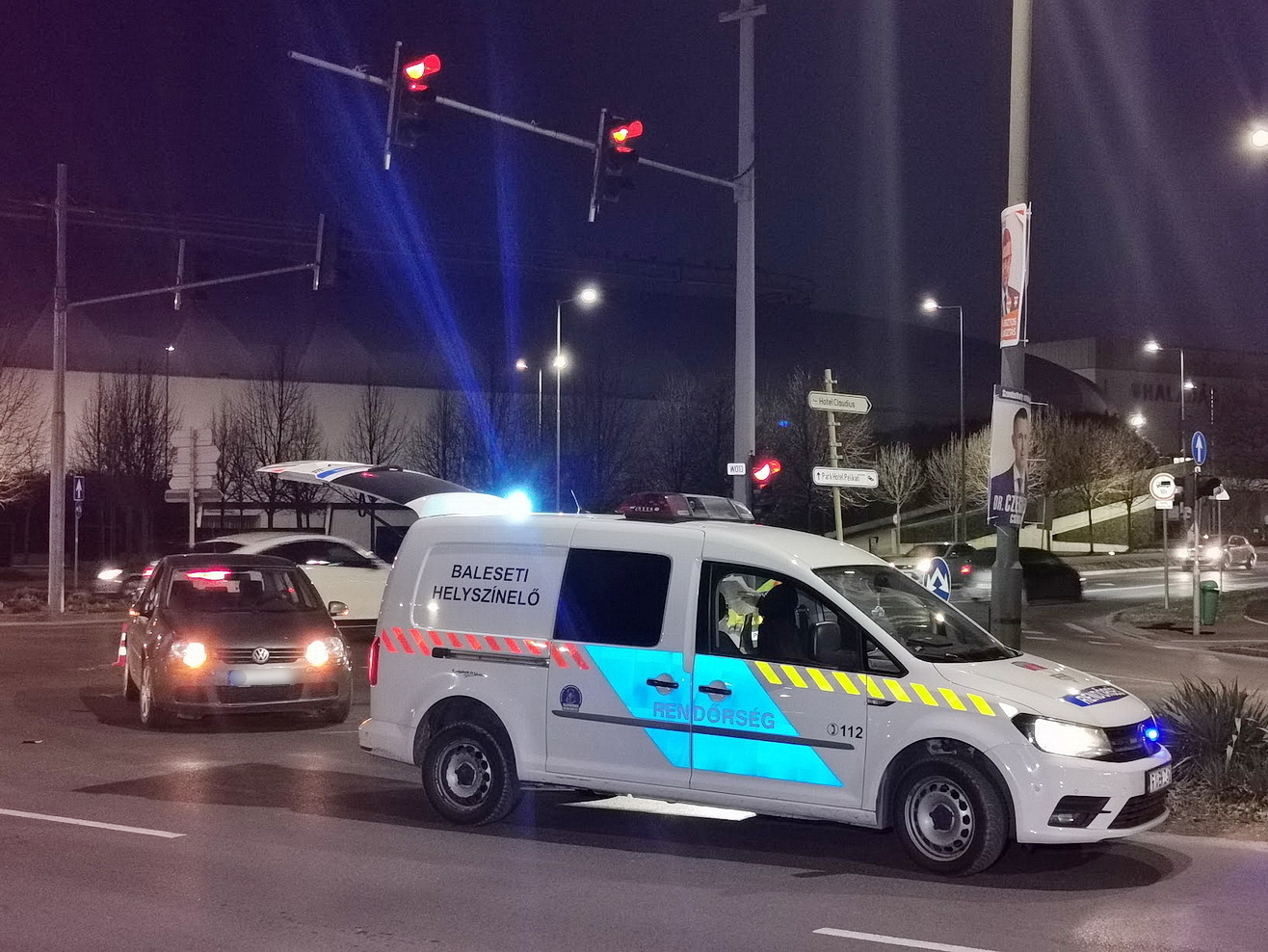 Telezöldnél kanyarodott robogó elé VW-vel egy fiatal sofőr Szombathelyen