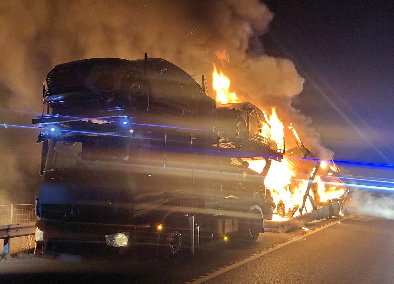 Lángoló Audik a tréleren az M86-os autóúton Fotó: Sárvári HTP
