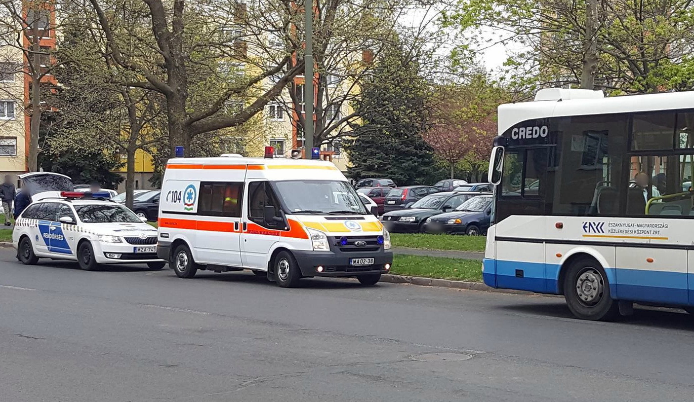 Megütötte magát az utas, mentő vitte kórházba - Fotó: olvasó