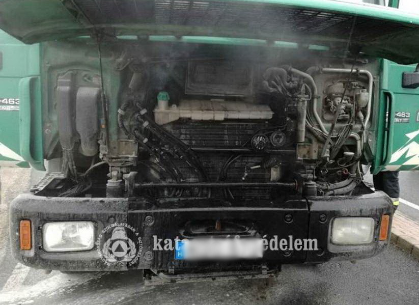 Teherautó motortere égett ki Sárvár mellett