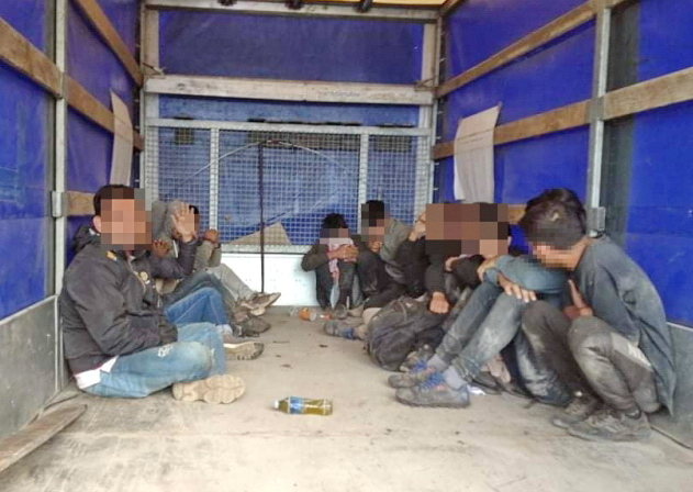 Sárvárnál lebukott embercsempész által szállított menekültek a raktérben - Fotó: Vas MRFK