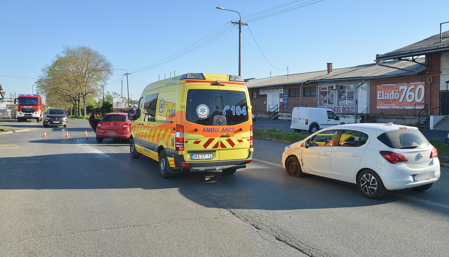 Felborította a Suzukit egy figyelmetlenül megforduló sofőr Opelja Szombathelyen - ismeretlenek a kerekeire állították az autót a rendőrség kiérkezése előtt