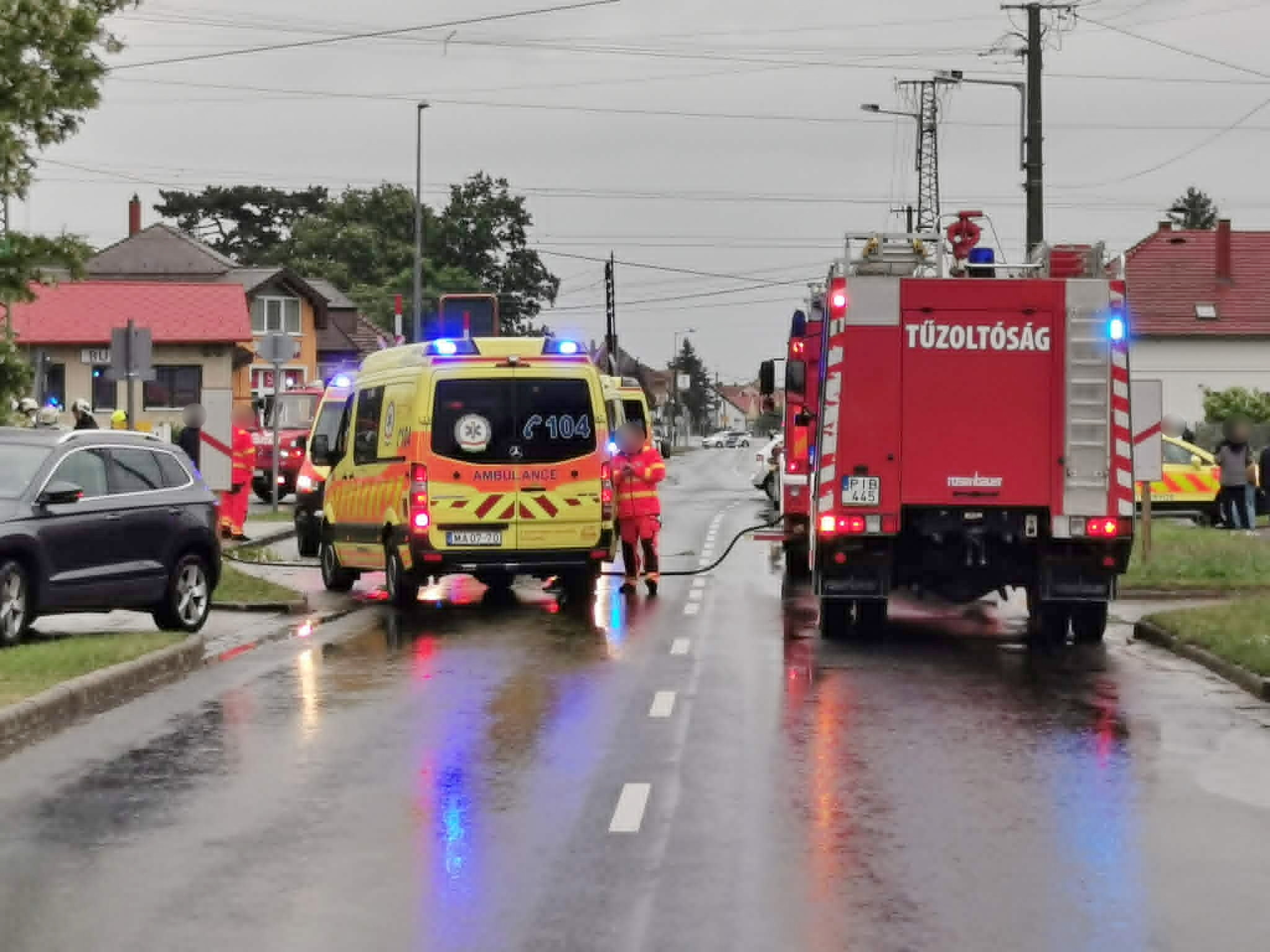 Nagy rombolást végzett egy Audi - a gázra lépett a fék helyett a sofőr