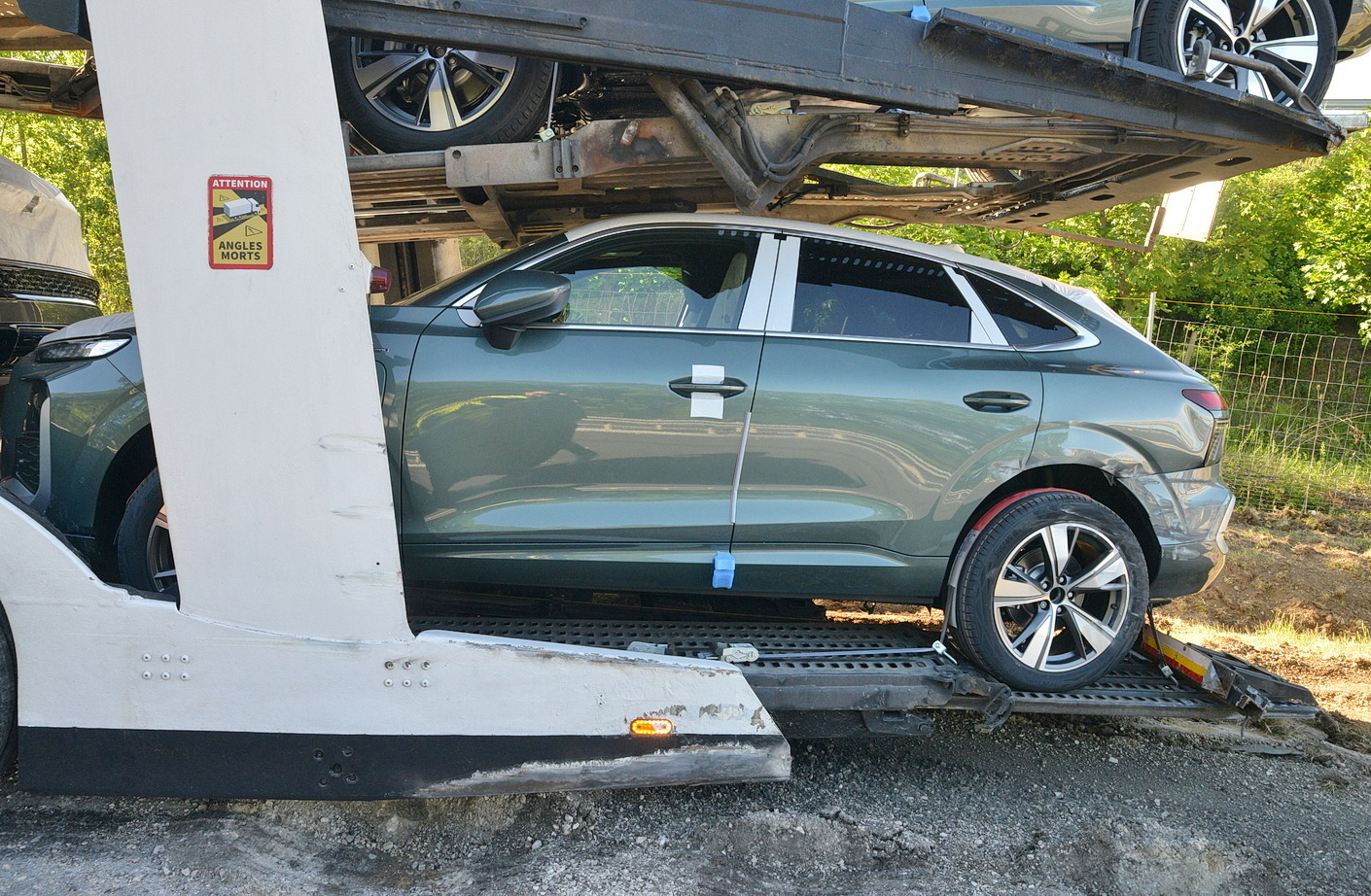 Kamionbaleset az M86-os autóúton - Előzésben lévő Scania autószállító ütközött Volvo kamionnak, majd szalagkorlátnak Szombathely közelében