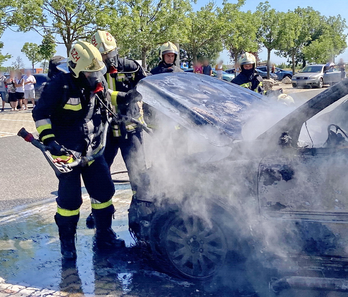 Hipermarket parkolójában lángoló Volvo Szombathelyen Fotó: Vas Megyei Katasztrófavédelmi Igazgatóság
