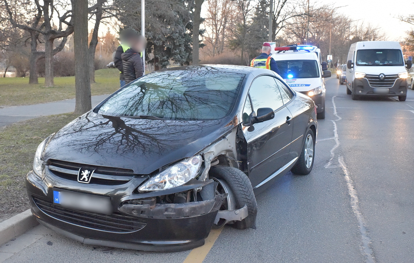 A figyelmetlen sofőr autója mozgásképtelenné vált