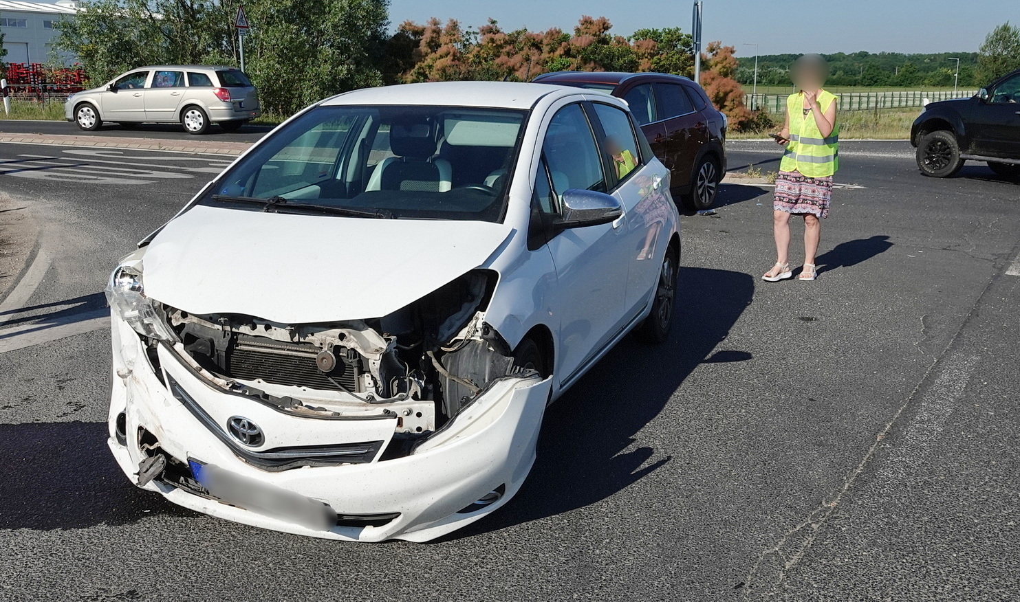 Vakációra induló család új Suzukijába hajtott bele egy Toyota a 88-as főúton, Sárvár közelében