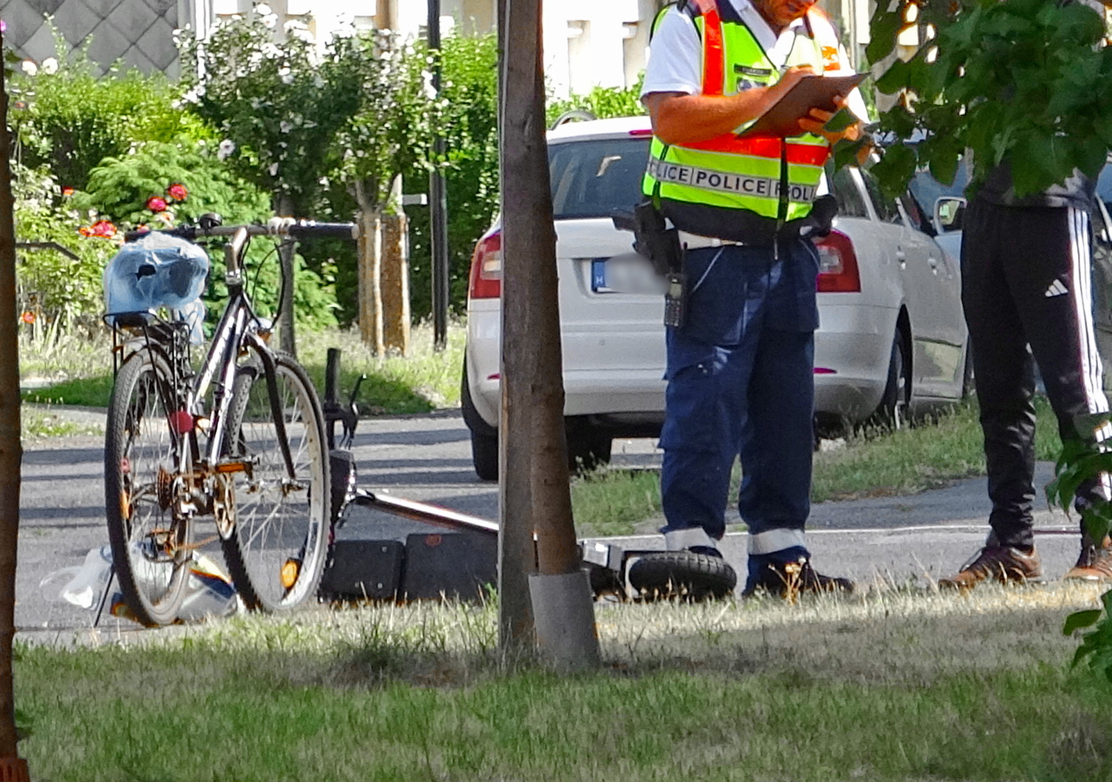 Roller és kerékpár ütközött a szombathelyi Szent Gellért utcában Fotó: O.K.