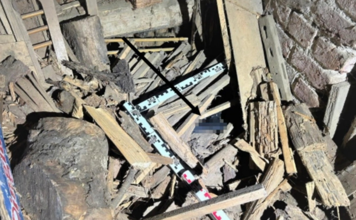 Az osztrák rendőrség felvételén a fészerben megtalált gáz-riasztófegyver