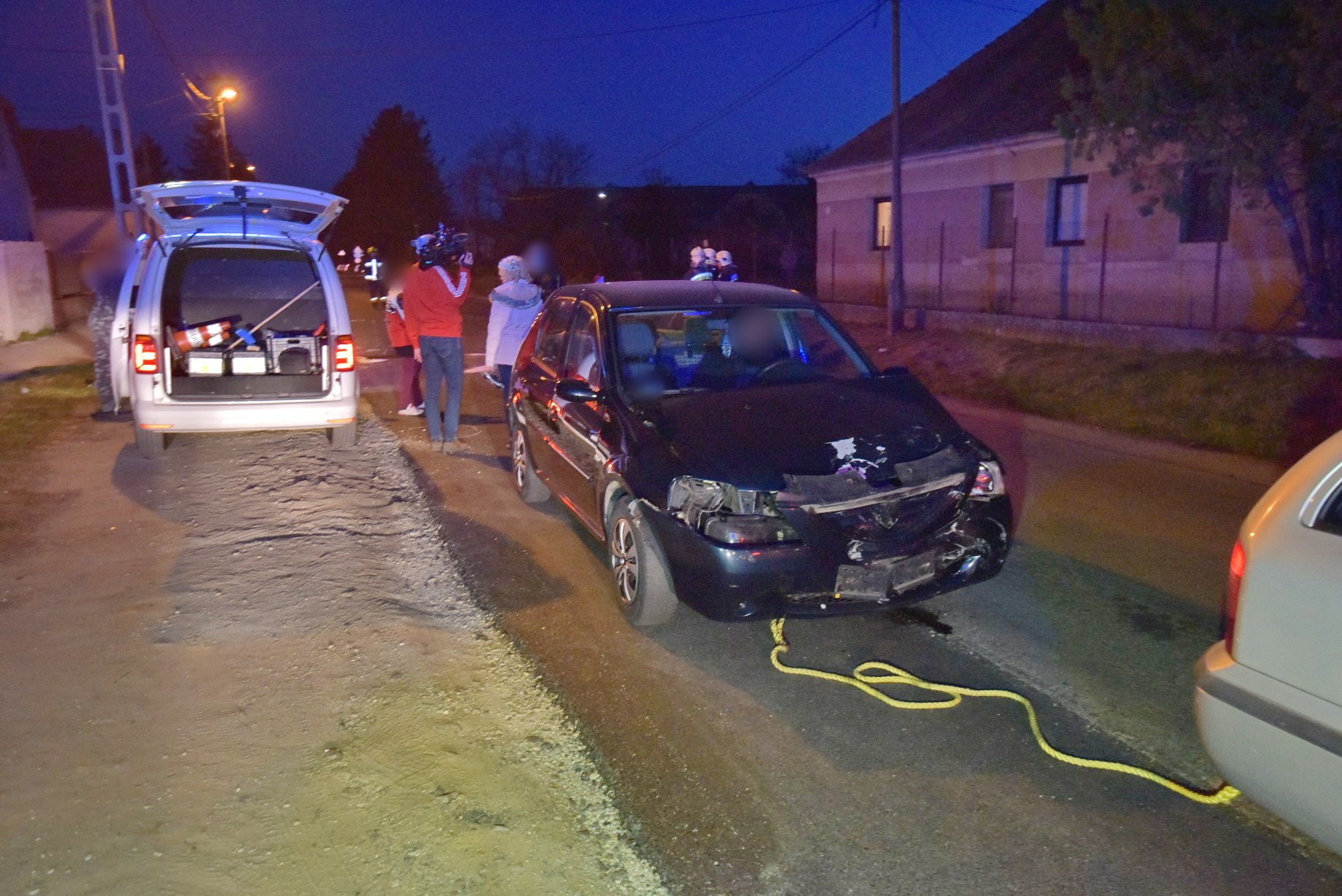 Dacia kanyarodott BMW motorkerékpár elé Celldömölkön - súlyosan megsérült a motoros