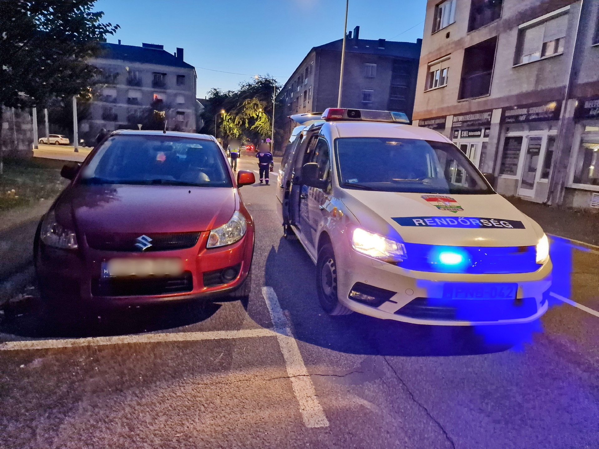 Életveszélyesen megsérült a gyalogos - egy Nissan ütötte el, parkoló Suzuki alá csapódott