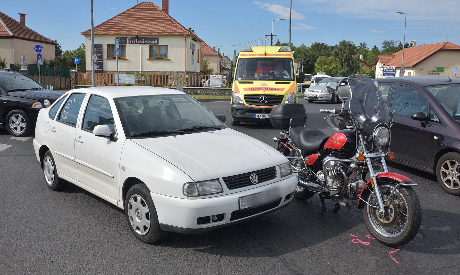 Érintőlegesen ütközött a két jármű, a motorost kivizsgálásra kórházba szállították