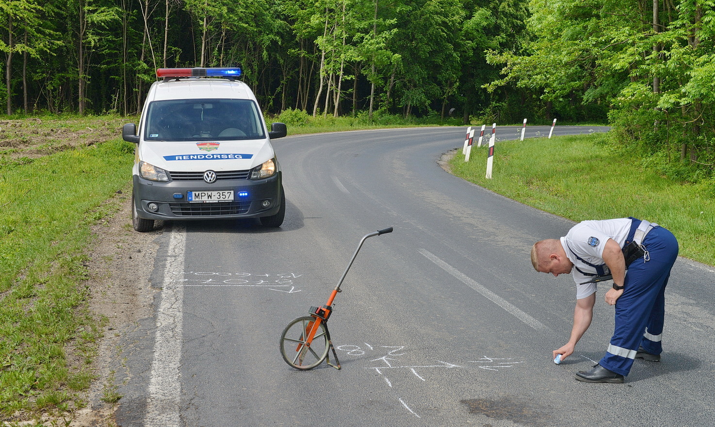Fának ütközött és felborult egy Fiat személyautó Ják közelében Fotó: Tánczos Mihály