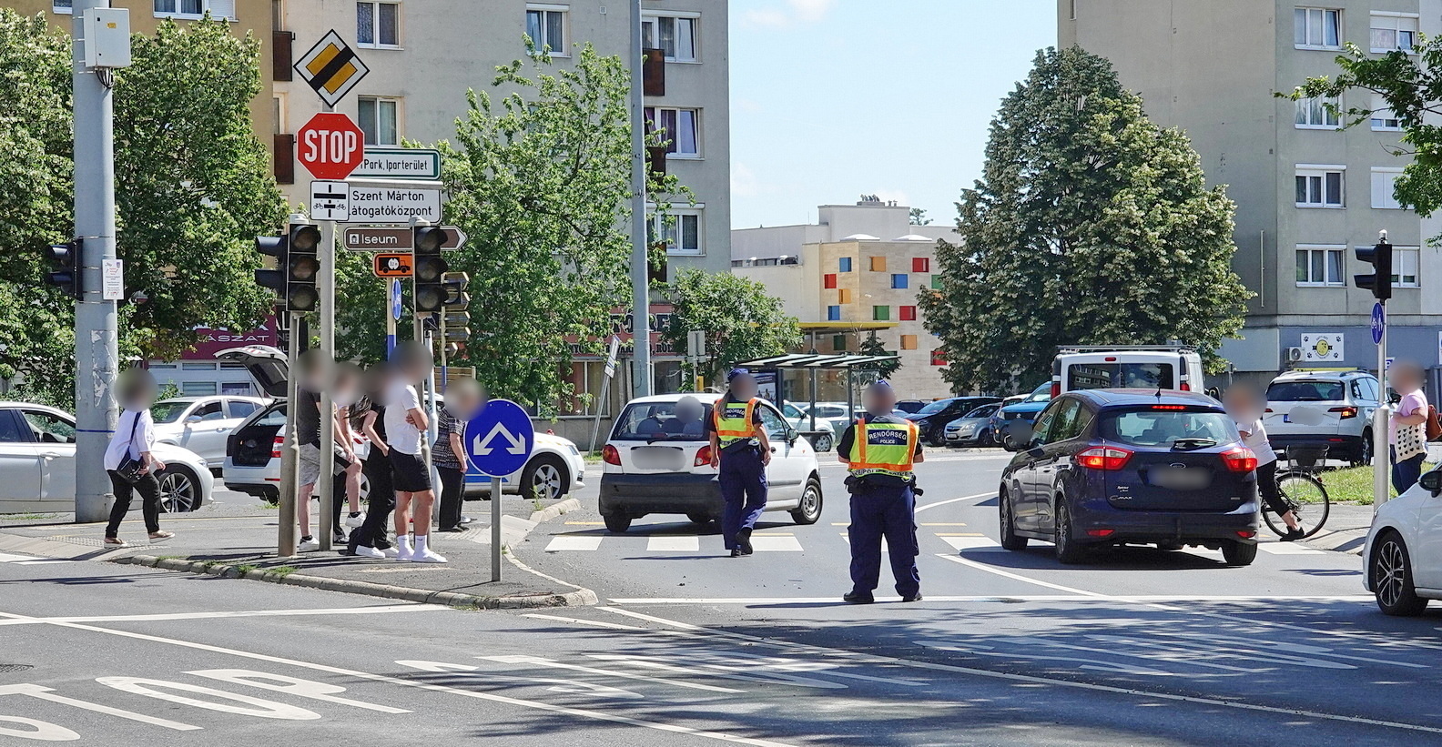 Jelzőlámpának lökött egy Daewoo-t egy Volvo Szombathelyen - nagy torlódást okoztak az elsötétülő forgalomirányító eszközök - Fotó: KP