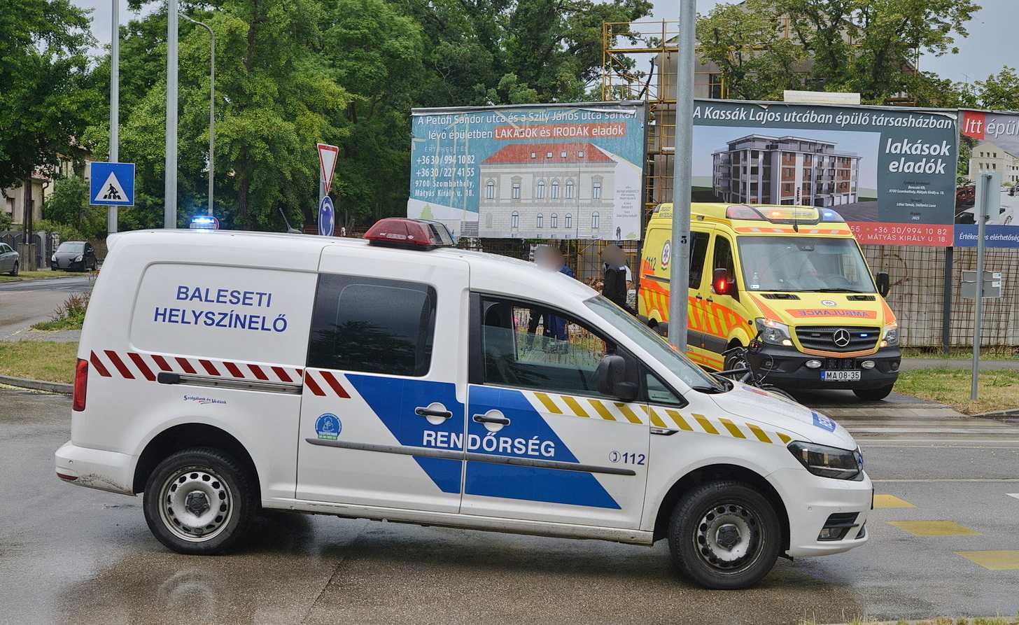 Körforgalomban ütközött egy Ford személyautó egy Csepel kerékpárral Szombathelyen