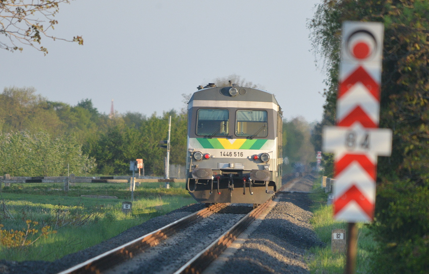 Szándékosan ugrott vonat elé egy férfi Gyöngyösfalunál - nem tudták megmenteni az életét