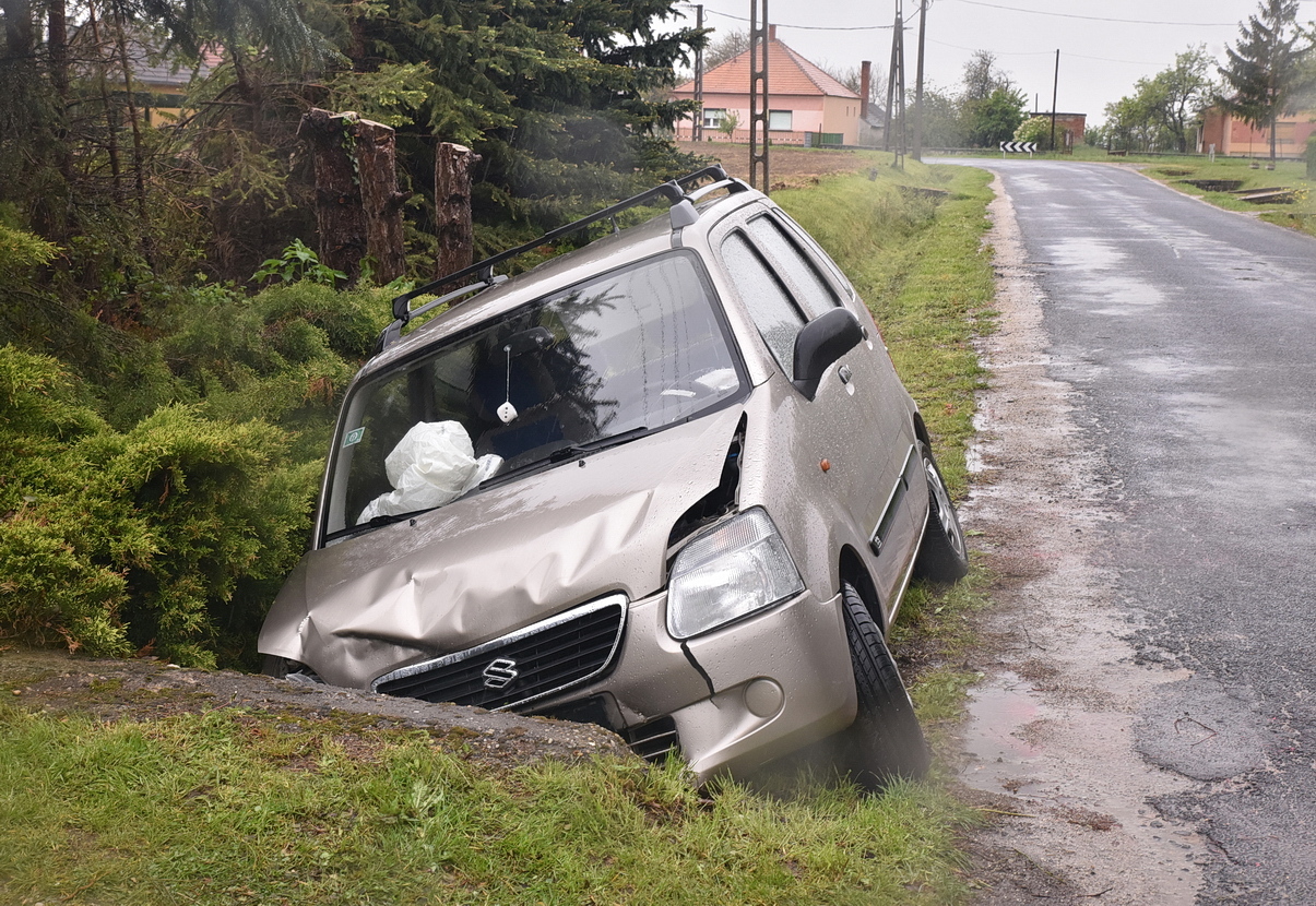 Mesteriben Suzuki ütközött betonáteresznek
