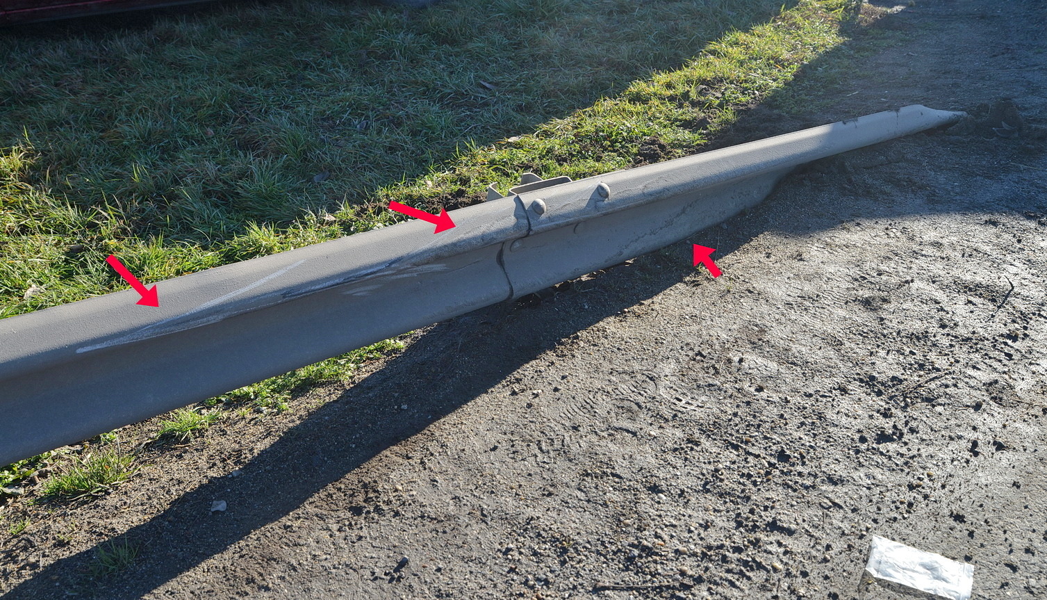 Hosszan lebontotta a kerítést egy Fiat Szombathely határában - kórházba szállították a fiatal sofőrt