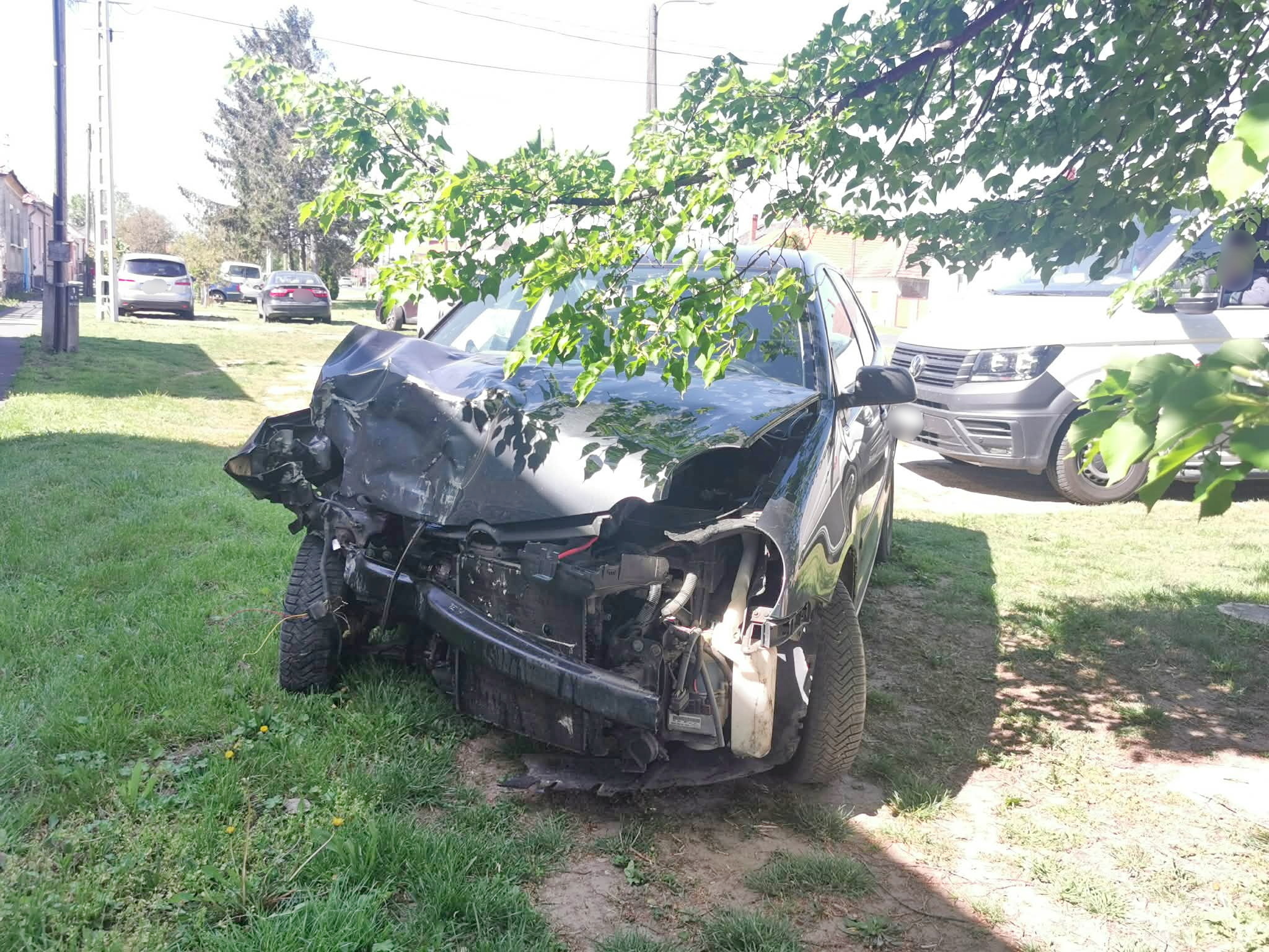 Az úti célja közelében aludt el a sofőr - VW ütközött lámpaoszlopnak Vámoscsaládon