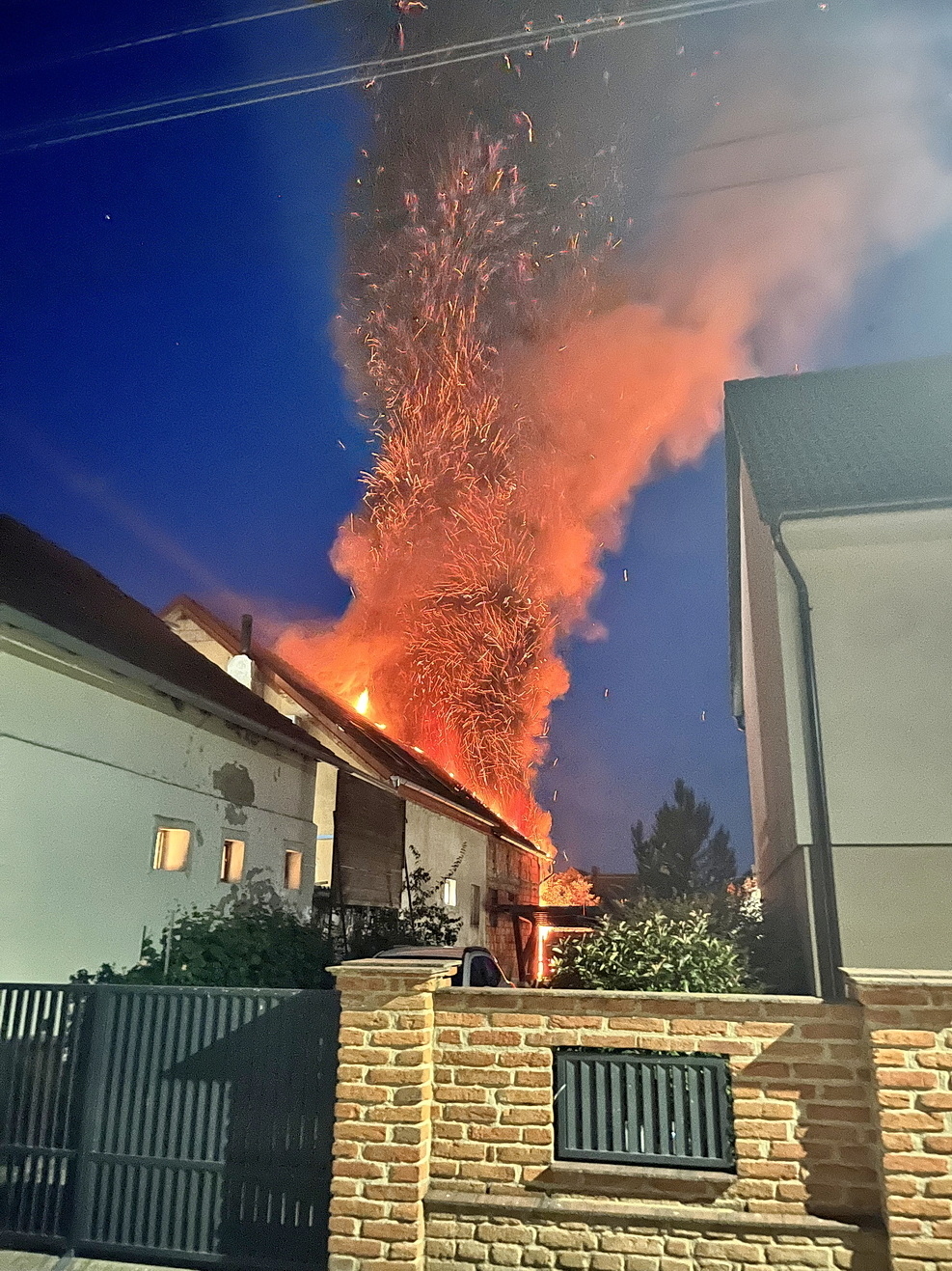 Ház- és melléképület tűz Sárváron Fotó: Olvasó