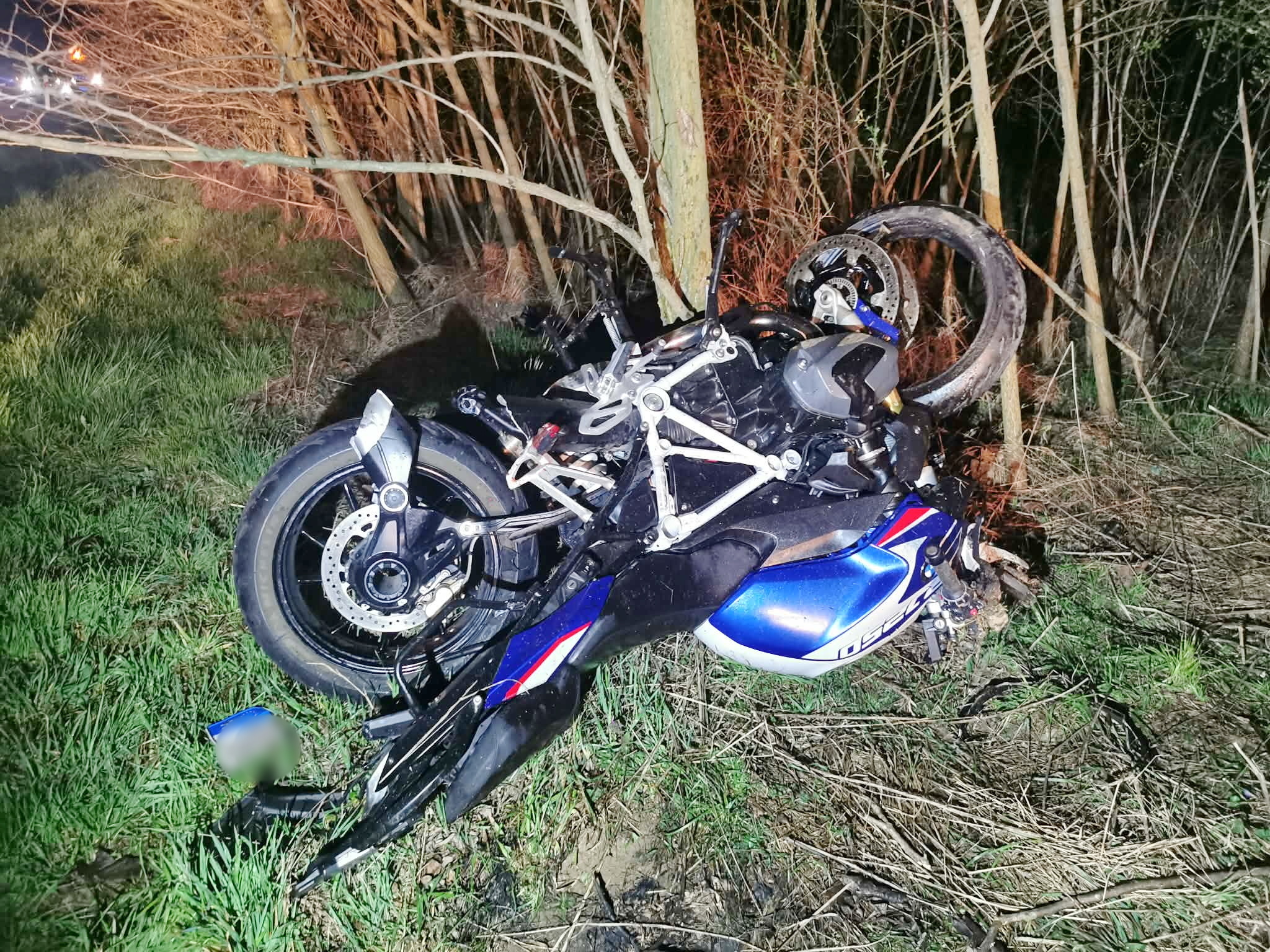 Meghalt a vaddal ütköző, majd Renaultnak csapódó BMW motor vezetője